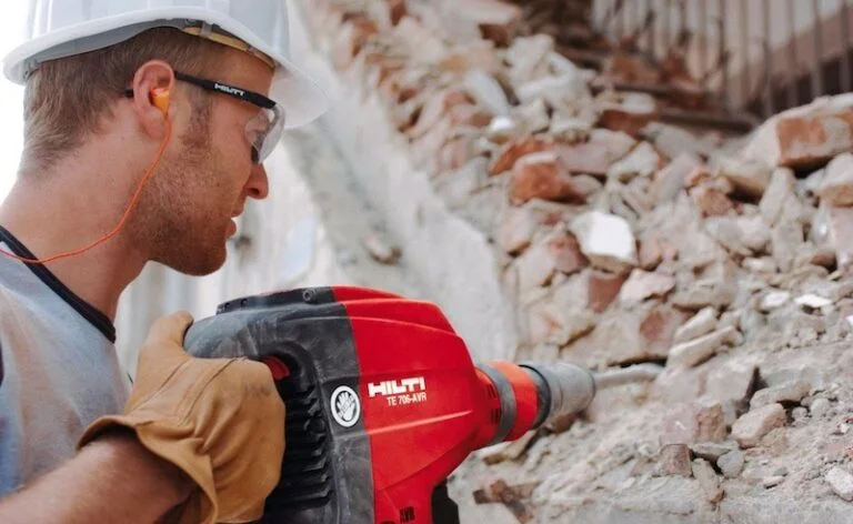 Демонтаж стен и перегородок