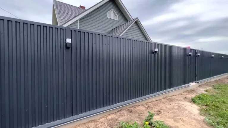 Заборы из металлопрофиля