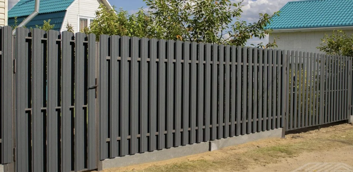 Забор из металлоштакетника