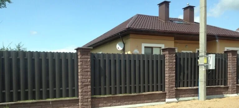 Забор из элементов «брик»