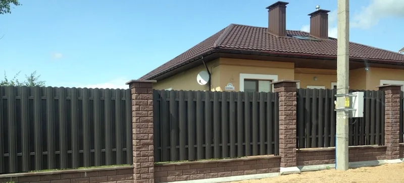 Забор из элементов «брик»